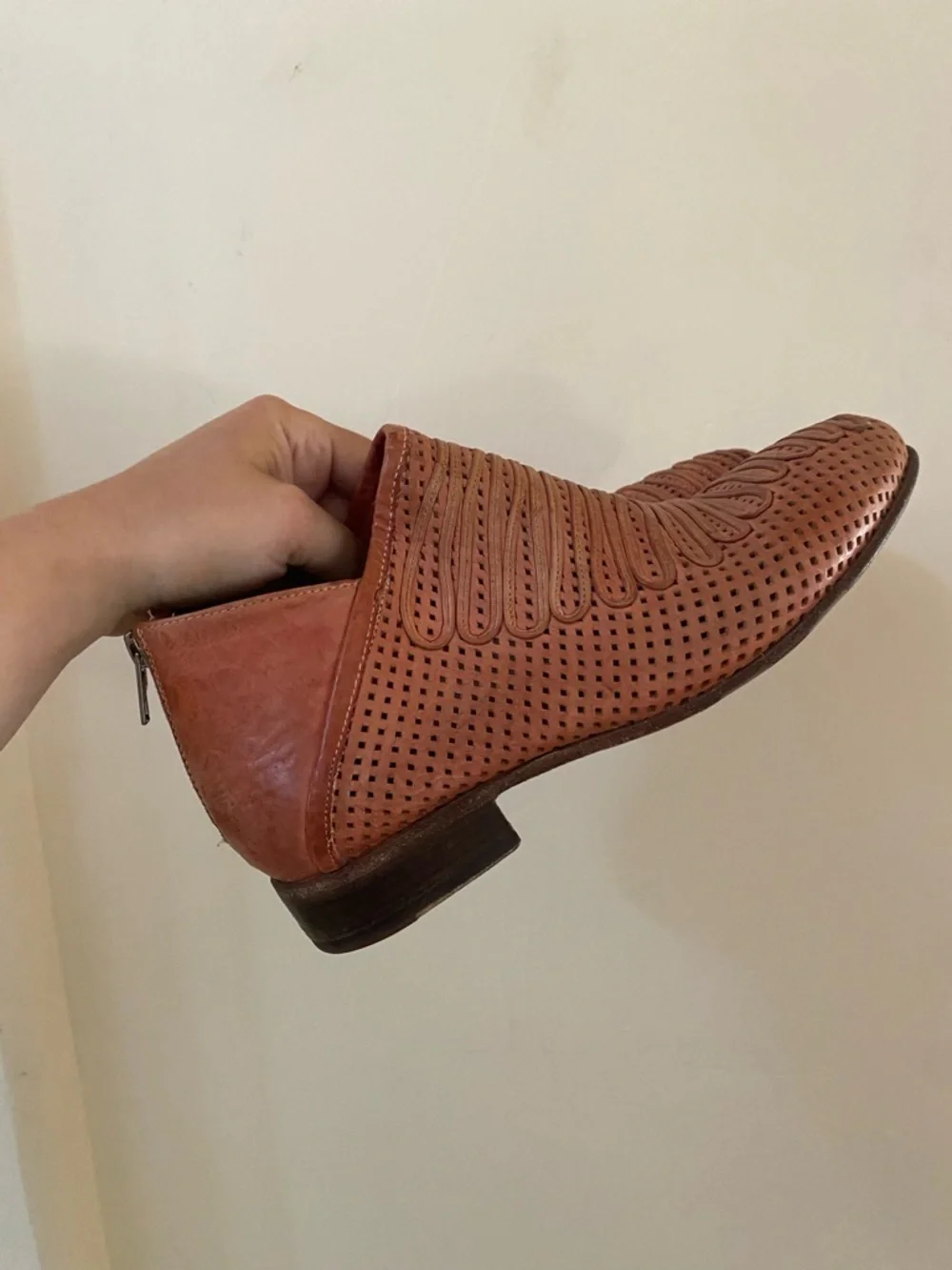 Ducanero Italy Laser Cut Perforated Leather Ankle Boots Shooties Size 39